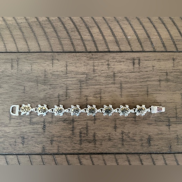 Silver-Plated Sea Turtle Link Bracelet with A Magnetic Clasp - Picture 2 of 6